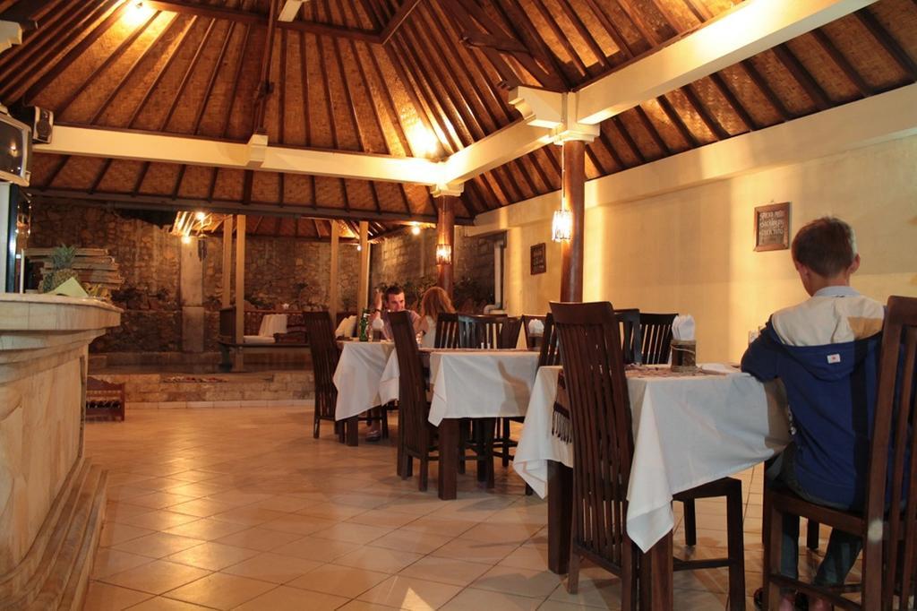 Barong Cafe Bungalow And Restaurant Amed  Exterior photo